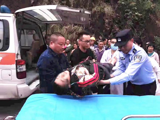 瀘州11歲男童被巨石壓身，身披警察“戰(zhàn)袍”被救出……(圖7)