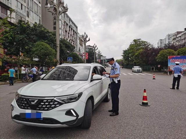 瀘州、內(nèi)江兩地交警交叉執(zhí)法，全力開展道路交通安全整治
