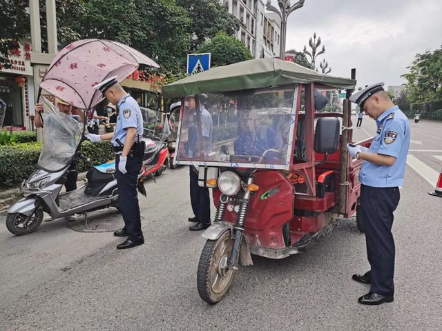 瀘州、內(nèi)江兩地交警交叉執(zhí)法，全力開展道路交通安全整治(圖3)