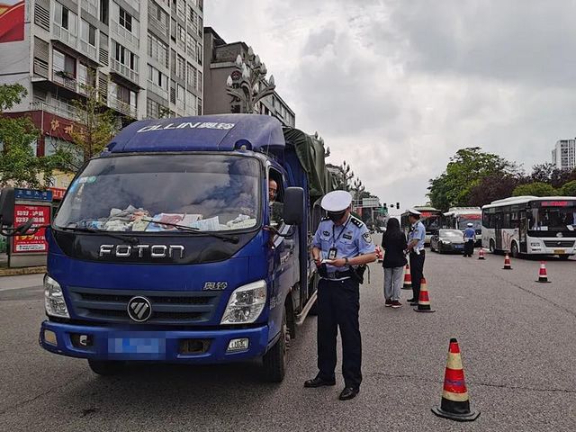 瀘州、內(nèi)江兩地交警交叉執(zhí)法，全力開展道路交通安全整治(圖4)