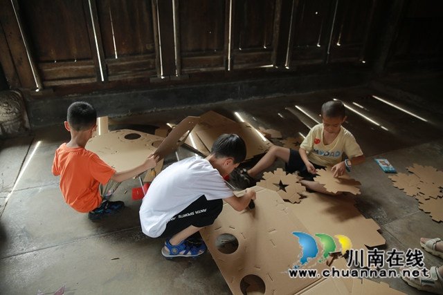 納溪區(qū)：巧手凝聚愛國情，革命故事躍紙上(圖7)