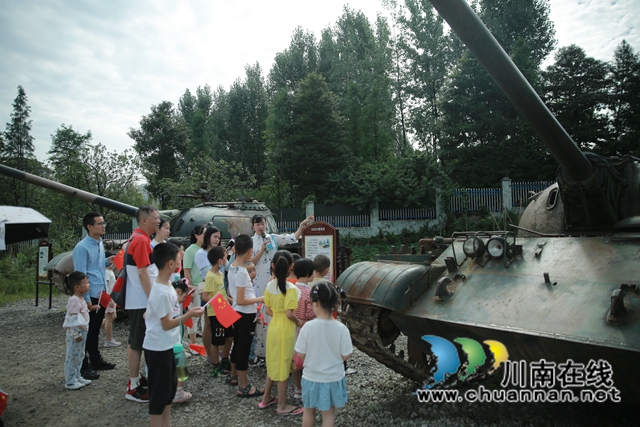 納溪區(qū)：巧手凝聚愛國情，革命故事躍紙上(圖2)