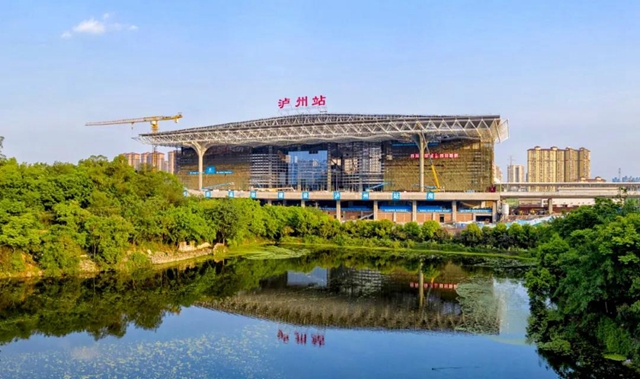 綿瀘高鐵開通運(yùn)營(yíng)一周，瀘州站客流高峰到發(fā)量超萬(wàn)人！(圖2)