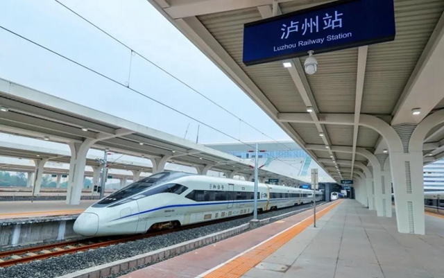 綿瀘高鐵開通運(yùn)營(yíng)一周，瀘州站客流高峰到發(fā)量超萬(wàn)人！(圖4)