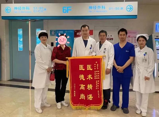 腦干出血，中年漢子命懸一線；專家聯(lián)手，分秒必爭化解危機(圖2)