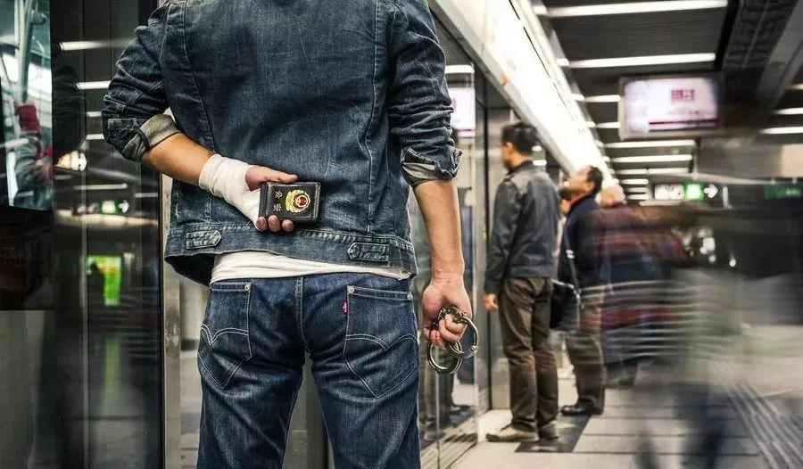 “襲警罪”不是說說而已！瀘州兩人以身試法已被刑拘！
