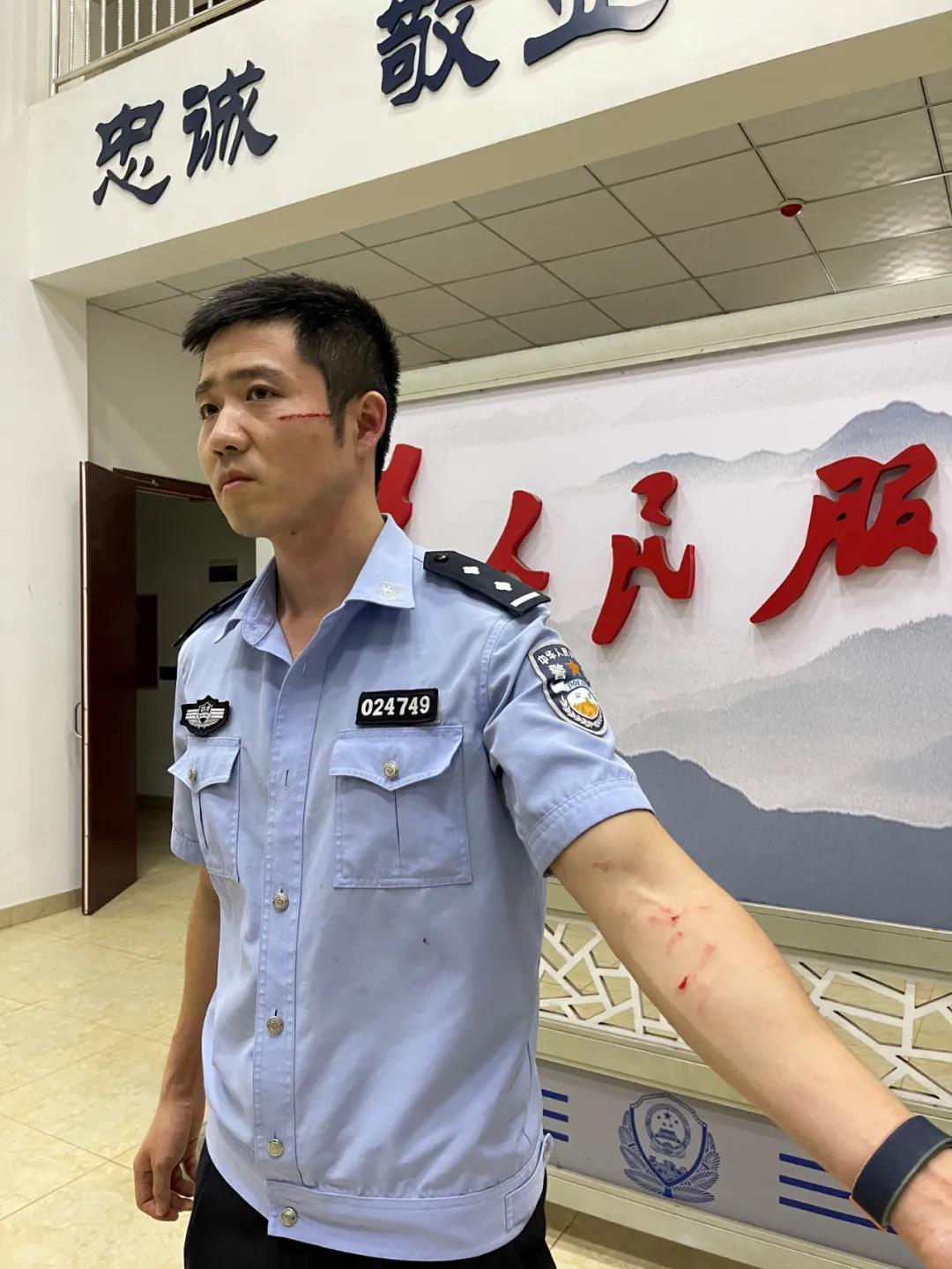 “襲警罪”不是說說而已！瀘州兩人以身試法已被刑拘！(圖7)