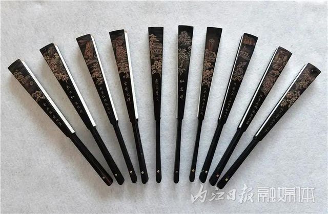 厲害！內(nèi)江老人十把“扇骨雕”濃縮“百年滄?！薄?圖1)