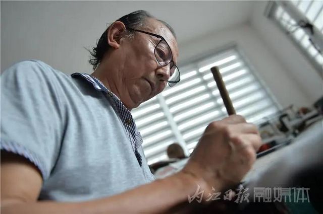 厲害！內(nèi)江老人十把“扇骨雕”濃縮“百年滄?！薄?圖2)