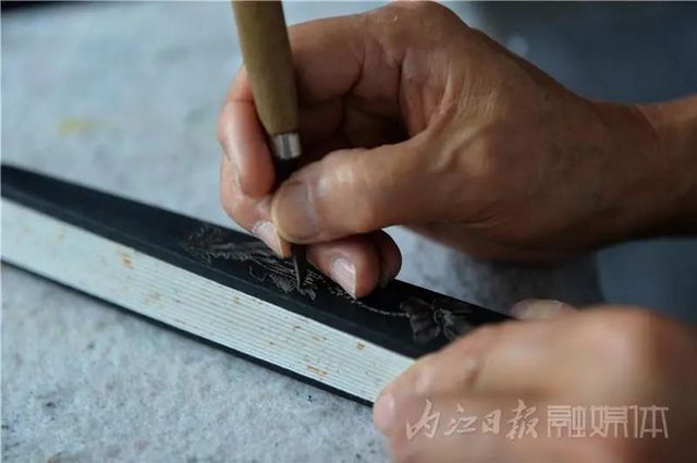 厲害！內(nèi)江老人十把“扇骨雕”濃縮“百年滄?！薄?圖3)