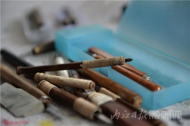 厲害！內(nèi)江老人十把“扇骨雕”濃縮“百年滄桑”——(圖4)