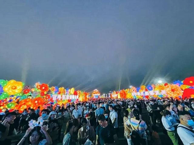 太漂亮了！自貢彩燈再次點(diǎn)亮青島(圖1)