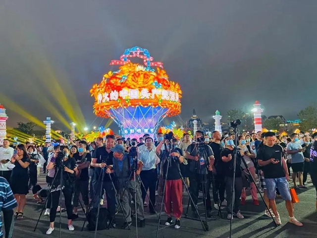 太漂亮了！自貢彩燈再次點(diǎn)亮青島(圖2)
