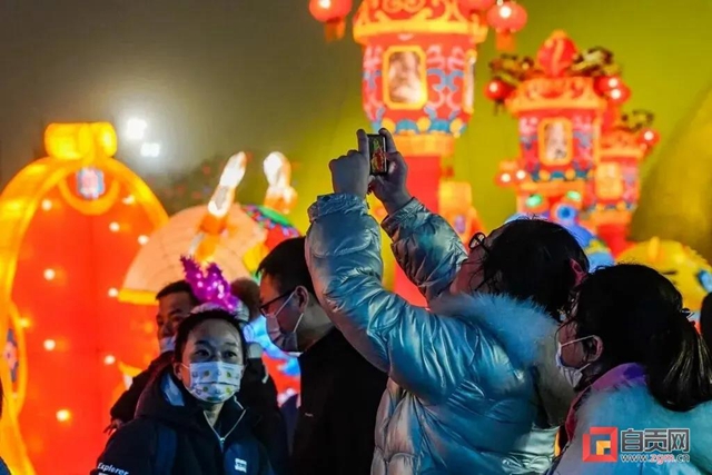太漂亮了！自貢彩燈再次點(diǎn)亮青島(圖6)