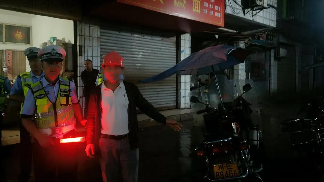 男子酒后報(bào)警：我的車開到田里面去了，敘永公安開出千元罰單！(圖3)