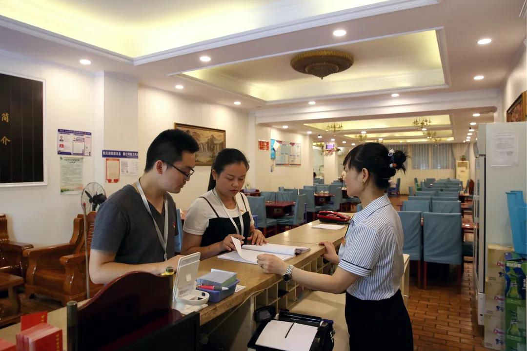 兒子收到了錄取通知書，他收到這樣一條提醒短信