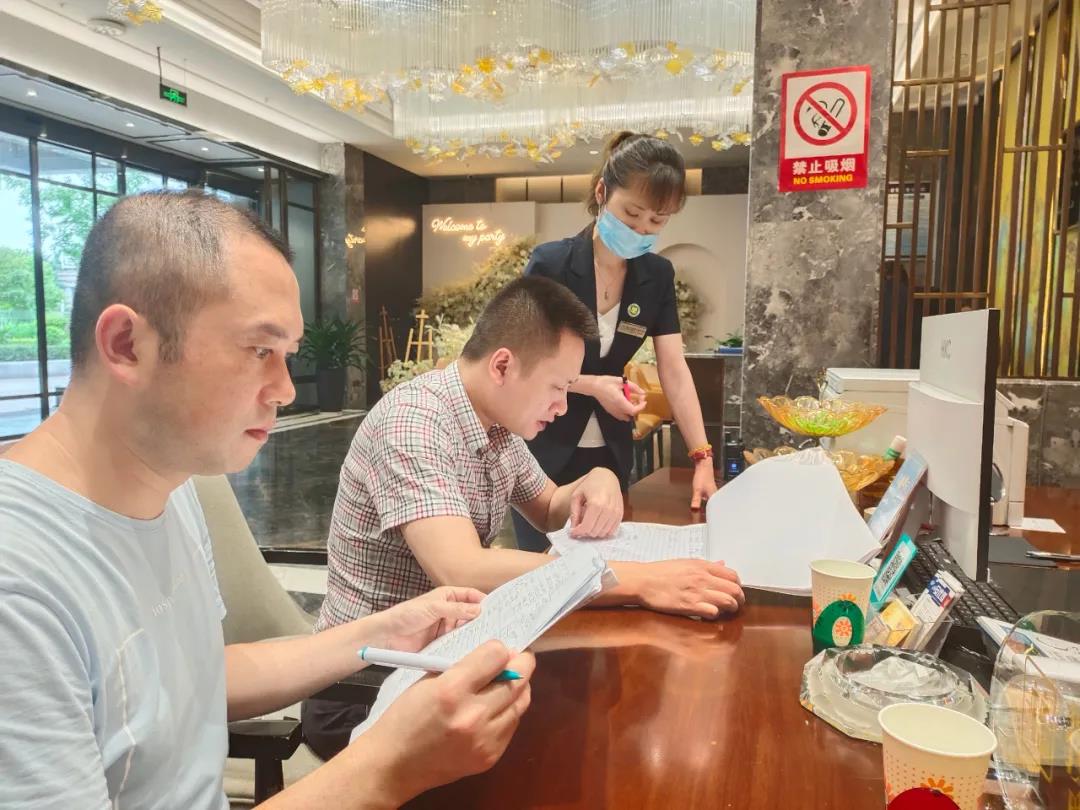 兒子收到了錄取通知書，他收到這樣一條提醒短信(圖2)