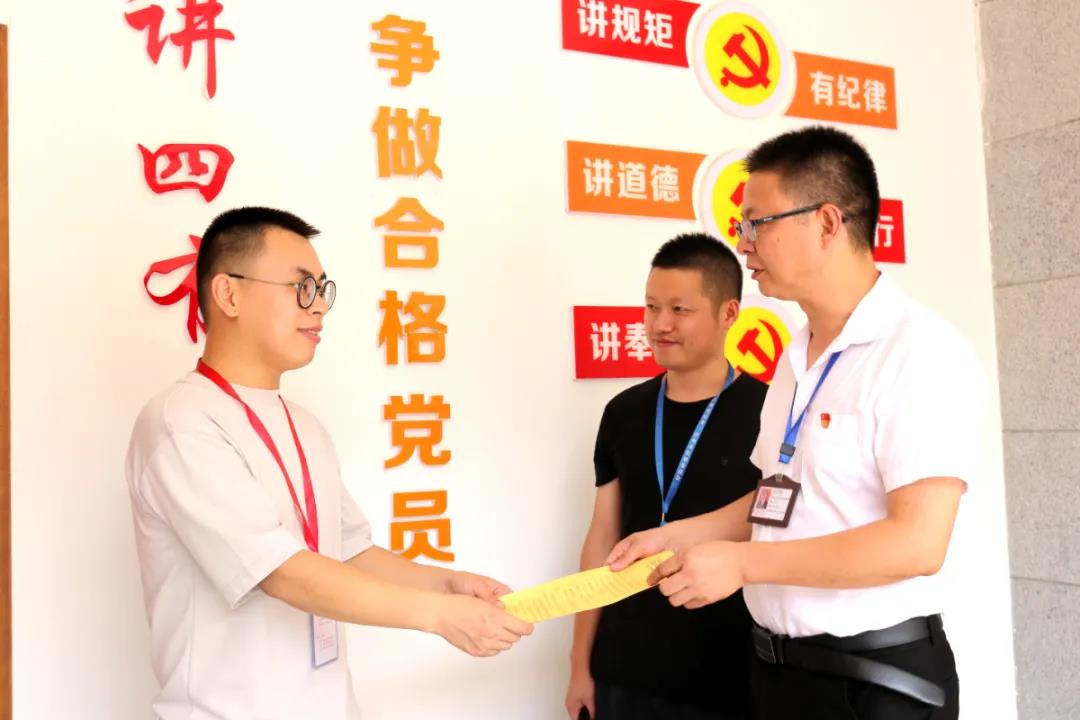 兒子收到了錄取通知書，他收到這樣一條提醒短信(圖4)