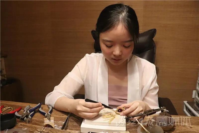 哇！原來“后宮娘娘們”戴的飾品是這樣來的，內(nèi)江這位姑娘就會做！(圖1)