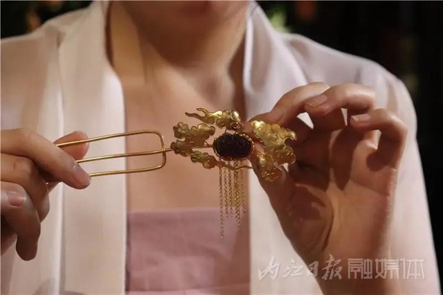 哇！原來“后宮娘娘們”戴的飾品是這樣來的，內(nèi)江這位姑娘就會做！(圖13)