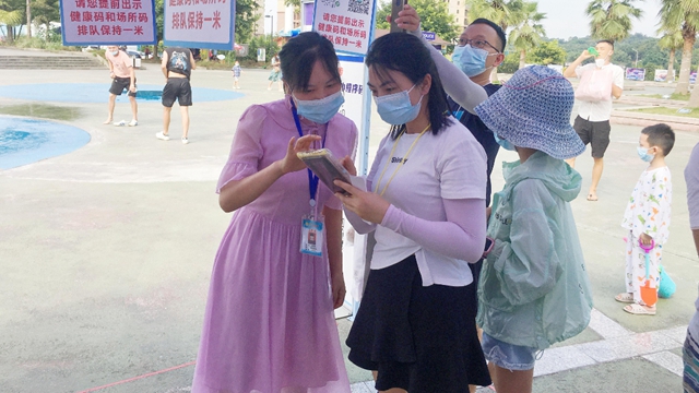 納溪區(qū)東升街道黨員志愿者陳華燕：烈日下堅守疫情防控第一線的女“漢子”