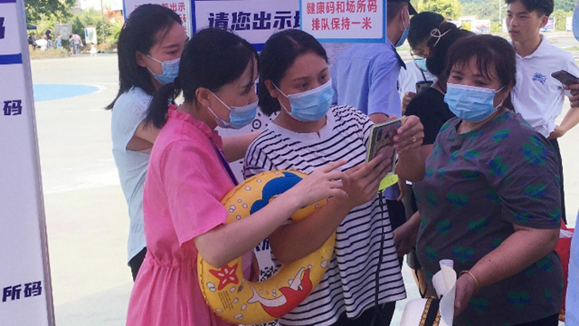 納溪區(qū)東升街道黨員志愿者陳華燕：烈日下堅(jiān)守疫情防控第一線的女“漢子”(圖2)