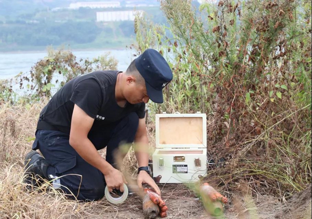驚險！宜賓長寧一橋下發(fā)現(xiàn)4枚軍用炮彈，其中一枚還有引信……(圖5)