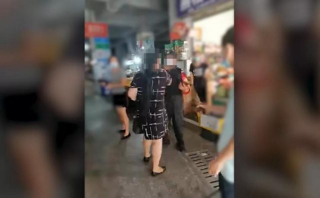 瀘州大媽不配合防疫工作，倒地耍賴！(圖3)
