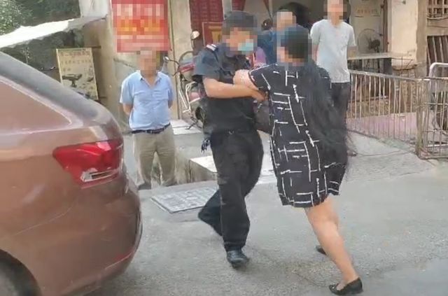 瀘州大媽不配合防疫工作，倒地耍賴！(圖4)
