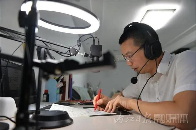 厲害了！內(nèi)江硬筆書法達人一年多“吸粉”18萬人(圖1)