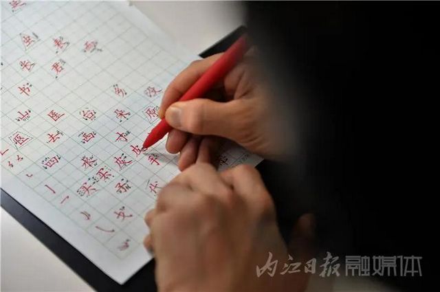 厲害了！內(nèi)江硬筆書法達人一年多“吸粉”18萬人(圖2)