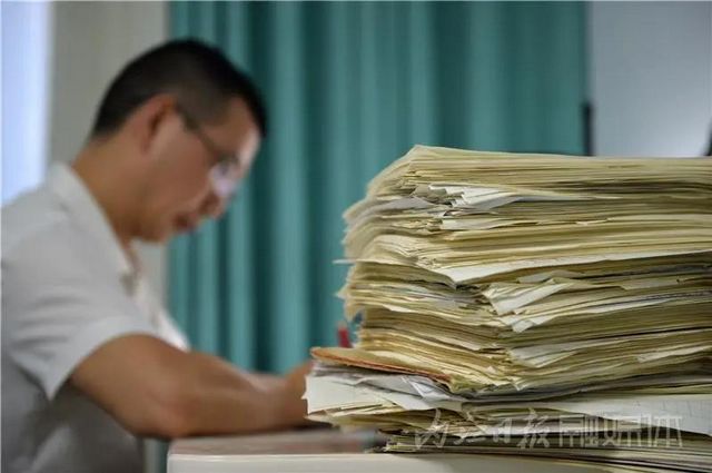 厲害了！內(nèi)江硬筆書法達人一年多“吸粉”18萬人(圖4)