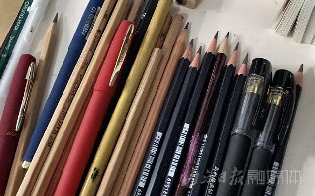 厲害了！內(nèi)江硬筆書法達人一年多“吸粉”18萬人(圖7)