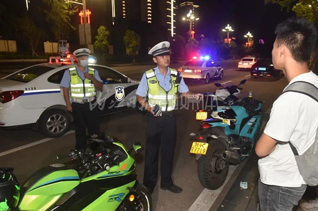多路追擊半個城！昨夜今晨，內(nèi)江交警拉網(wǎng)設伏逮“賽摩”(圖3)