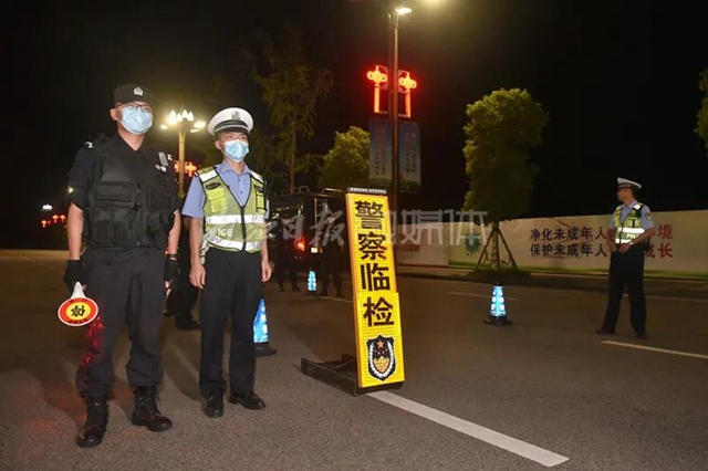 多路追擊半個城！昨夜今晨，內(nèi)江交警拉網(wǎng)設伏逮“賽摩”(圖4)