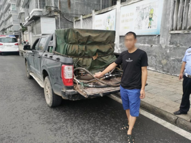 宜賓一皮卡車上發(fā)現(xiàn)200公斤汽油！警方一查，不簡單！(圖2)