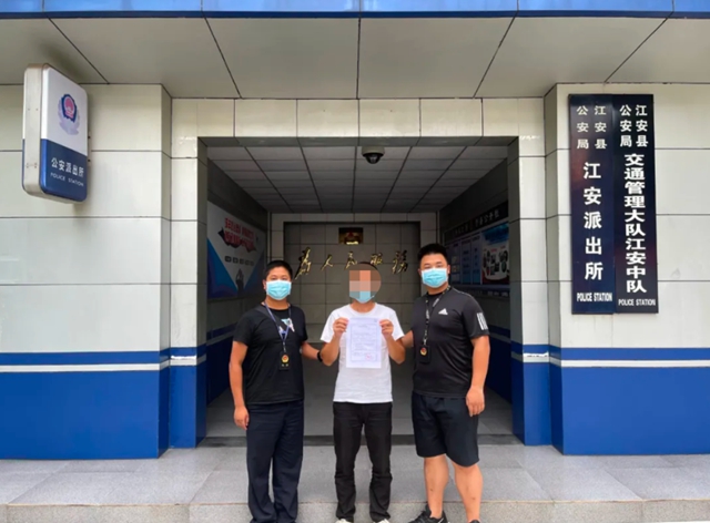 宜賓一皮卡車上發(fā)現(xiàn)200公斤汽油！警方一查，不簡單！(圖3)