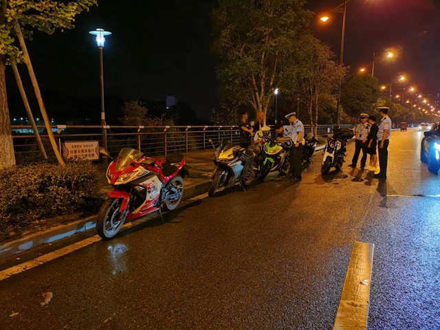 市民怒斥“鮑參子”！昨夜，內(nèi)江交警蘭桂大道“設(shè)伏”再捕“賽摩”(圖3)