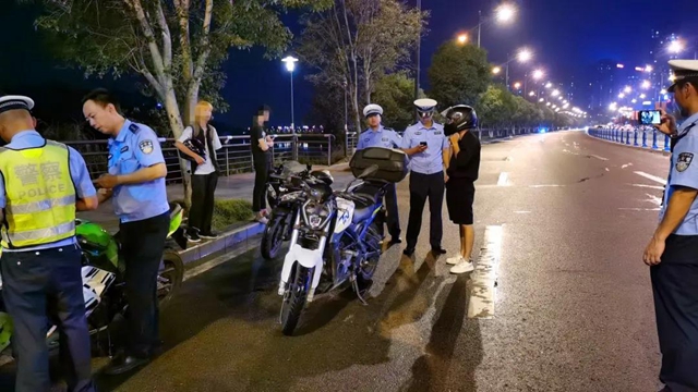 市民怒斥“鮑參子”！昨夜，內(nèi)江交警蘭桂大道“設(shè)伏”再捕“賽摩”(圖6)