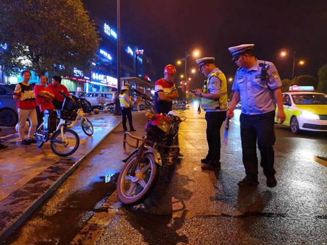 市民怒斥“鮑參子”！昨夜，內(nèi)江交警蘭桂大道“設(shè)伏”再捕“賽摩”(圖7)