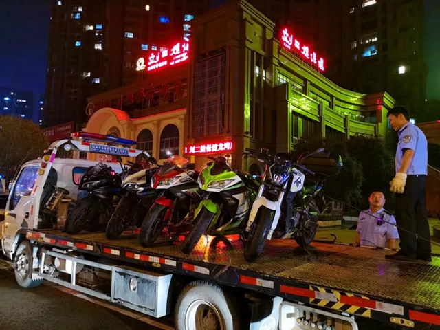 市民怒斥“鮑參子”！昨夜，內(nèi)江交警蘭桂大道“設(shè)伏”再捕“賽摩”(圖9)