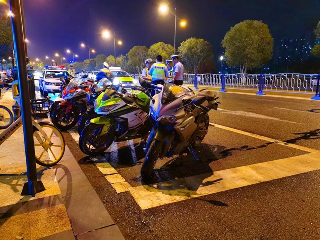 市民怒斥“鮑參子”！昨夜，內(nèi)江交警蘭桂大道“設(shè)伏”再捕“賽摩”(圖10)