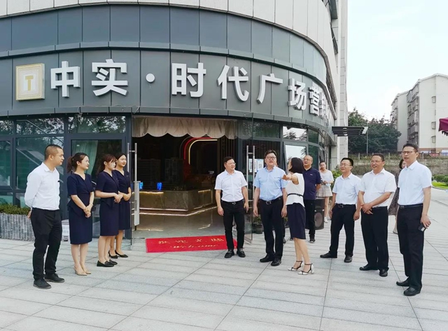 省商務(wù)廳領(lǐng)導(dǎo)調(diào)研中實時代廣場消費新場景打造(圖1)