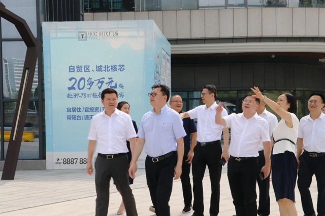 省商務(wù)廳領(lǐng)導(dǎo)調(diào)研中實時代廣場消費新場景打造(圖6)