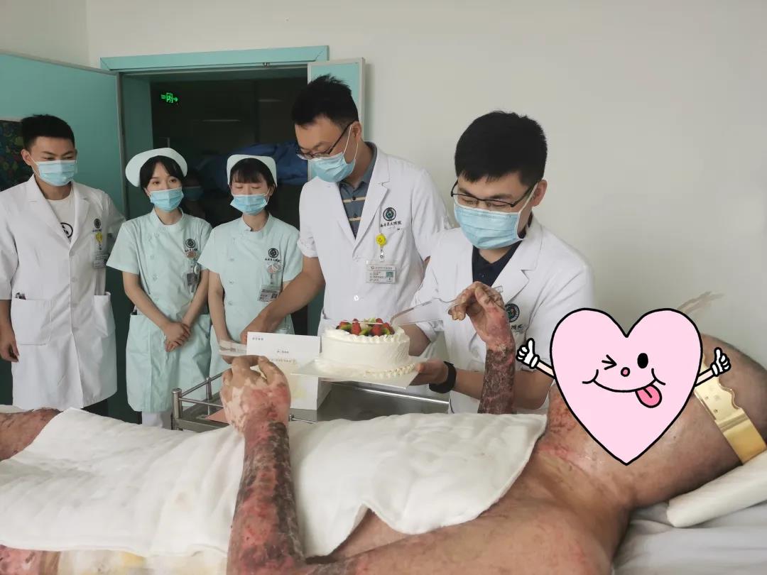 身在異鄉(xiāng)“撿回一條命”的他 度過了最難忘的一次生日(圖2)