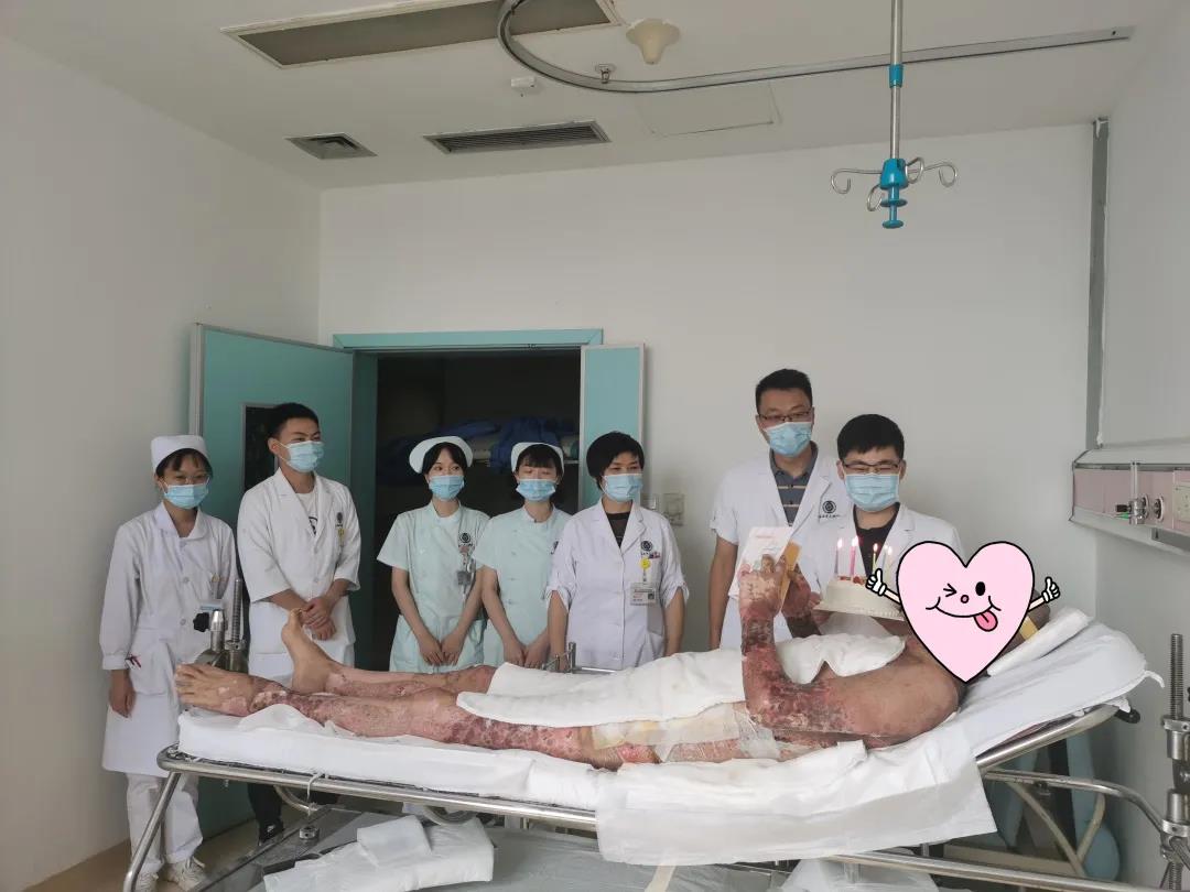 身在異鄉(xiāng)“撿回一條命”的他 度過了最難忘的一次生日(圖4)
