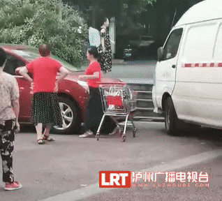 因場地被擋，瀘州這群廣場舞大媽竟對車輛下手了！(圖4)