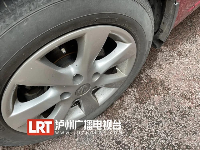 因場地被擋，瀘州這群廣場舞大媽竟對車輛下手了！(圖2)
