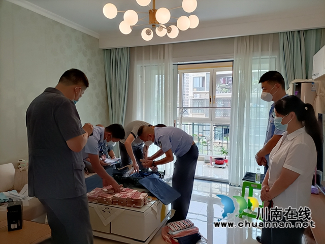 納溪區(qū)法院依法強(qiáng)制搜查出現(xiàn)金73萬余元(圖2)