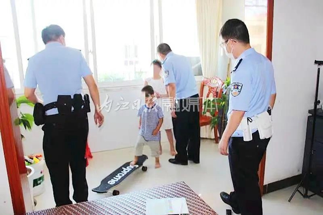 “救救我”！隆昌一高樓飄下帶字紙巾！警方疾速出擊，結(jié)果大吃一驚——